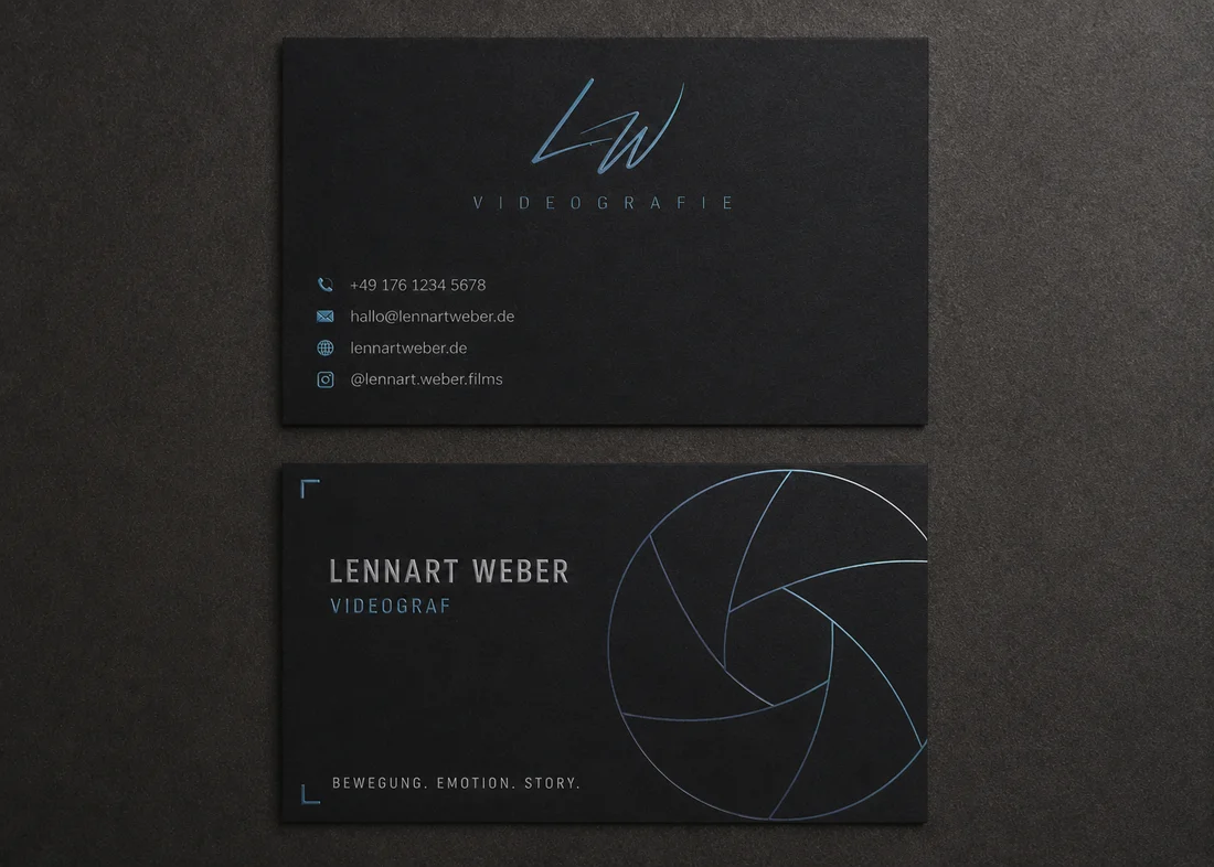 Edle dunkle Visitenkarte mit Spotlack-Veredelung — Design von WebRise